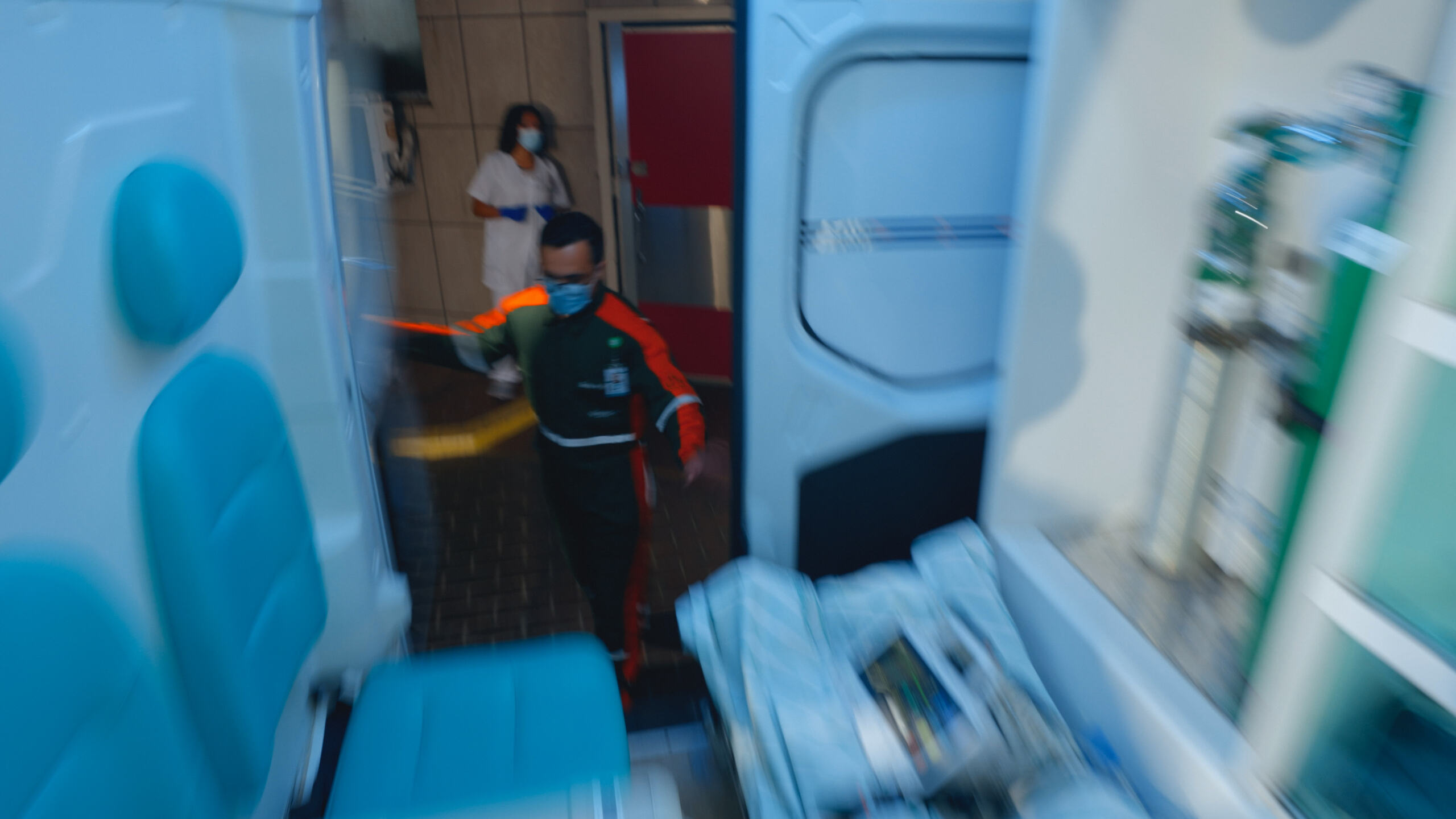 Médico abrindo parte traseira de ambulância